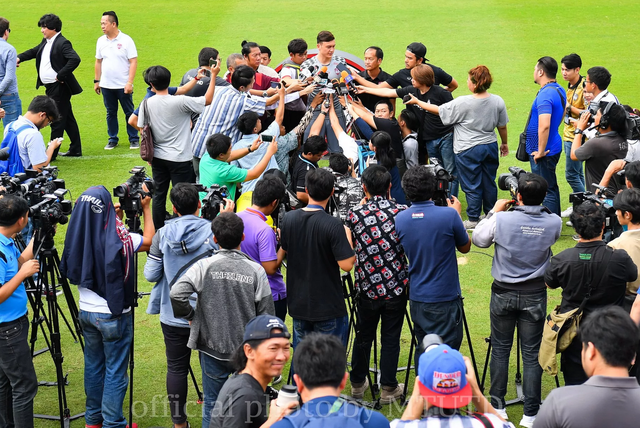 Tại Muangthong United, Đặng Văn Lâm được nhận lương 10.000 USD/tháng (khoảng 232 triệu đồng). Ảnh: Lao động.