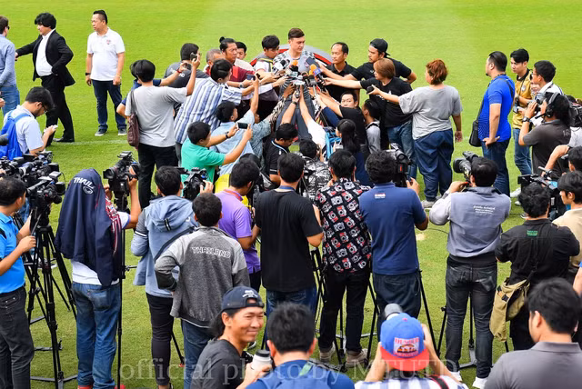 Tại Muangthong United, Đặng Văn Lâm được nhận lương 10.000 USD/tháng (khoảng 232 triệu đồng). Ảnh: Lao động.