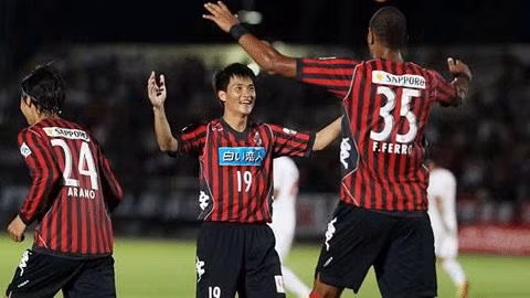 Năm 2013, Lê Công Vinh sang thi đấu cho CLB bóng đá Consadole Sapporo (Nhật Bản) với mức lương 7.000 USD/tháng (tương đương 162 triệu đồng). Ảnh: Bongdaplus.