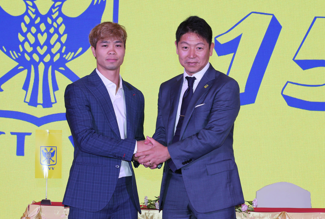 Theo tờ Fox Sport Asia, khi thi đấu tại Bỉ, Công Phượng nhận mức lương khoảng 20.000 USD - 30.000 USD/tháng (khoảng 465 - 697 triệu đồng/tháng). Ảnh: Tiền phong.