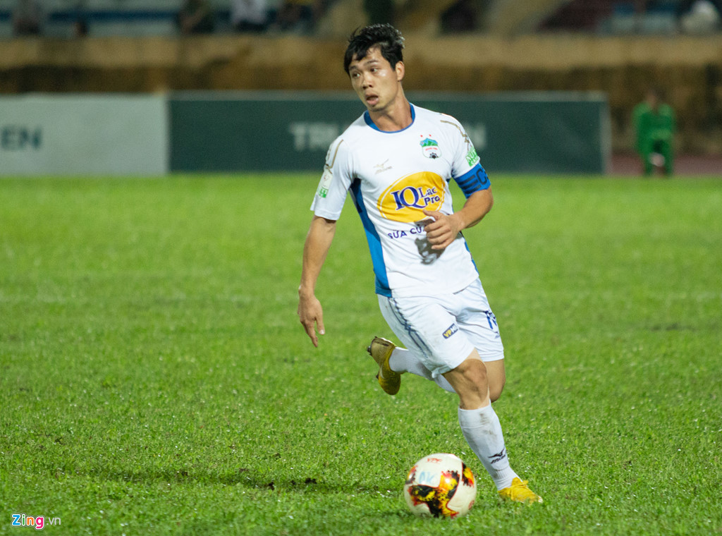 Ở HAGL, Công Phượng chỉ nhận mức lương 1.000 USD mỗi tháng. Ảnh: Zing.