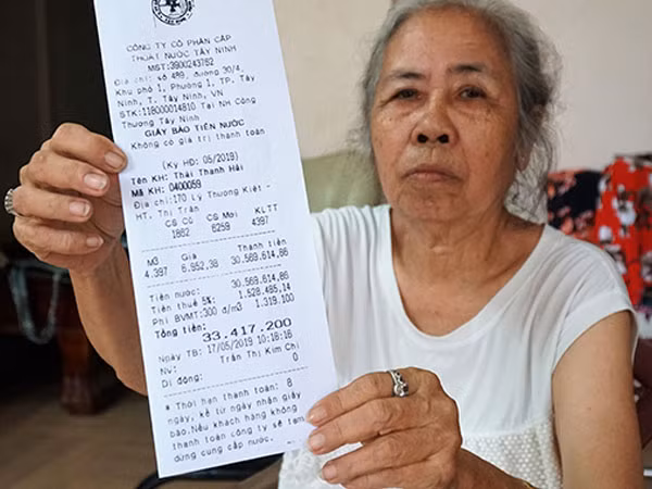 Ta hoa voi hoa don tien nuoc hon 33 trieu dong