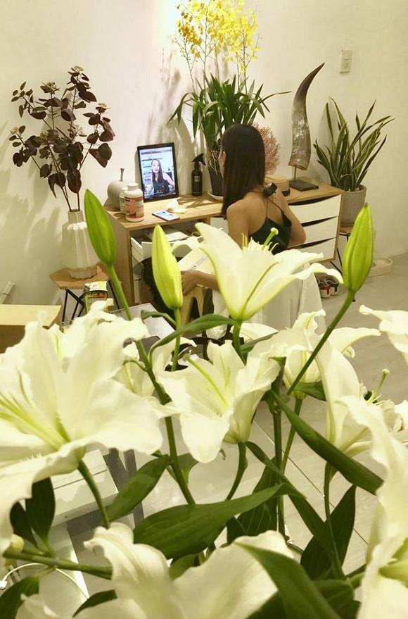 Một góc làm việc của Lê Thúy. Ảnh: NLD.