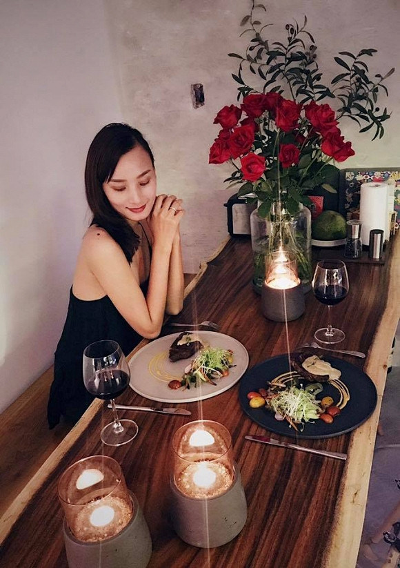 Khu vực bàn ăn thiết kế lãng mạn với ánh đèn lung linh. Ảnh: NLD.