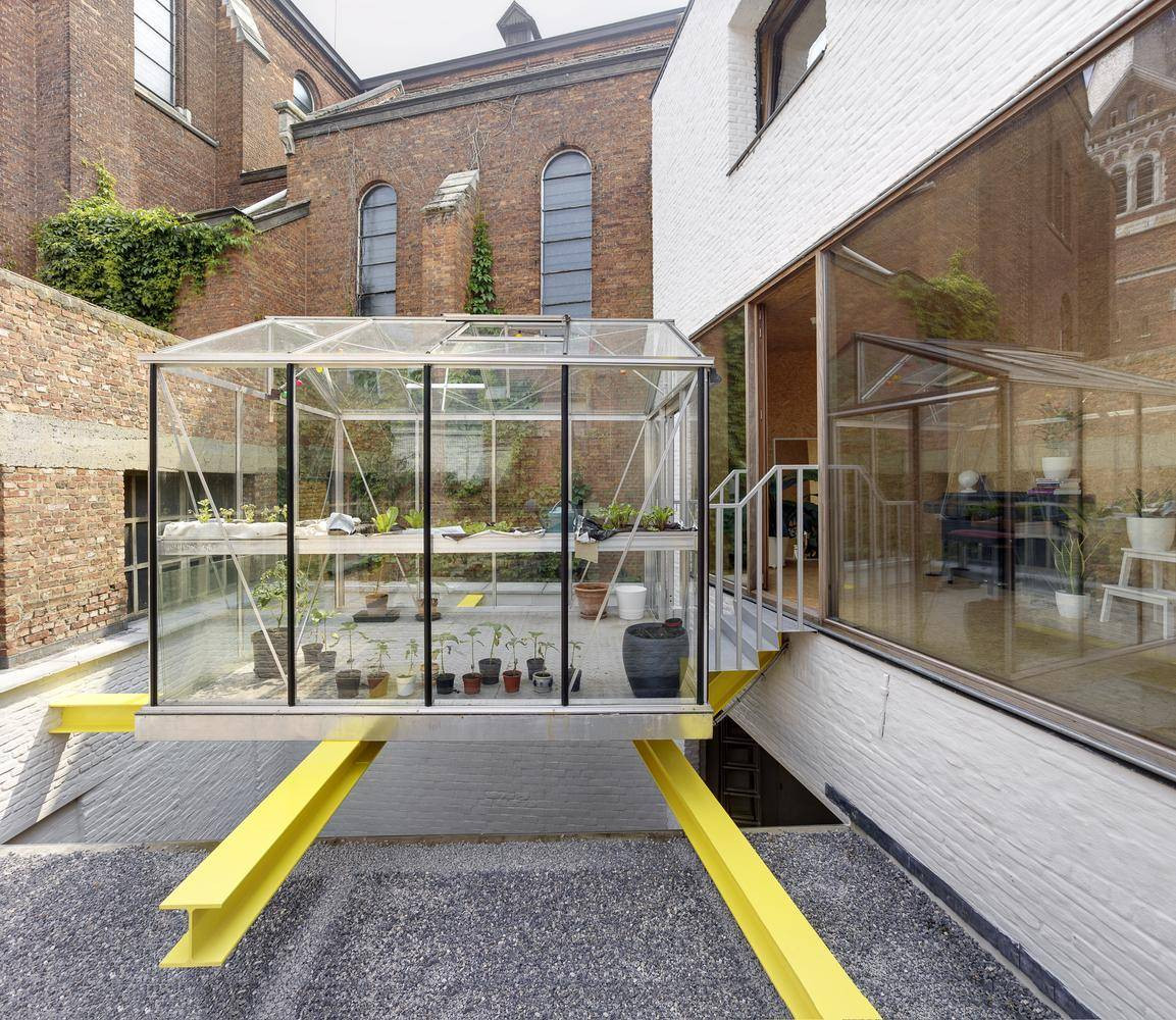 Nhưng có lẽ, điểm nhấn của ngôi nhà 3 tầng là khu vườn bọc kính lơ lửng trên không trung phía sau.