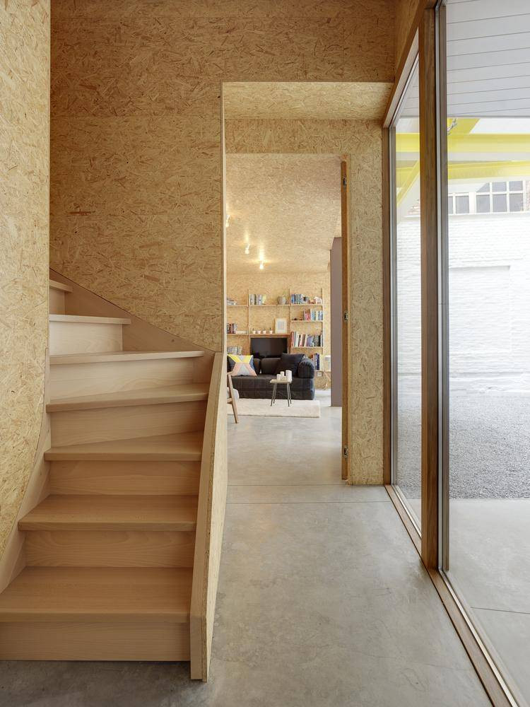 Cầu thang được đặt ở phía bên trái nhà phố để không gian mở không bị gián đoạn.