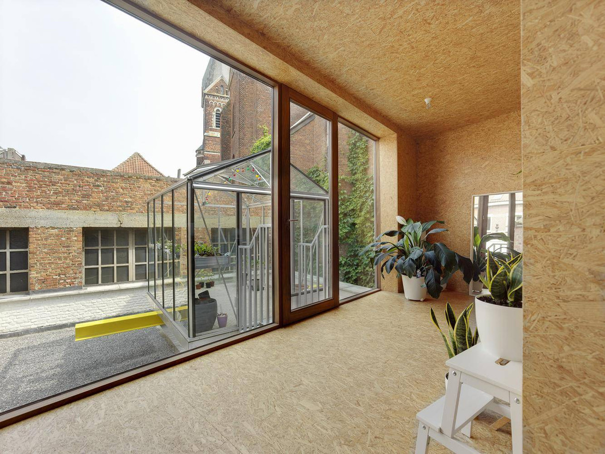 Từ phòng khách có thể phóng tầm mắt ngắm nhìn khu vườn độc đáo.