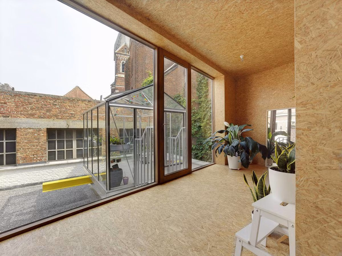 Từ phòng khách có thể phóng tầm mắt ngắm nhìn khu vườn độc đáo.