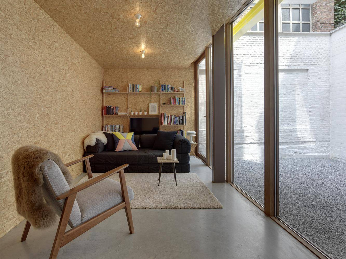 Phòng khách sử dụng gam màu ấm để hài hoà với màu trắng vốn có của mặt tiền.