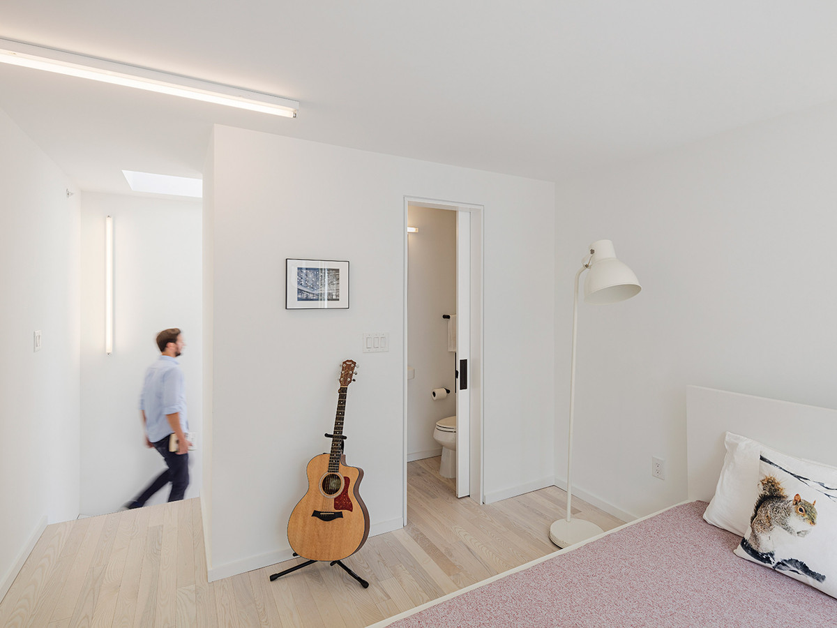 Nội thất trắng được ưu tiên sử dụng nhằm tăng cảm giác rộng rãi. Nguồn ảnh: Dezeen.