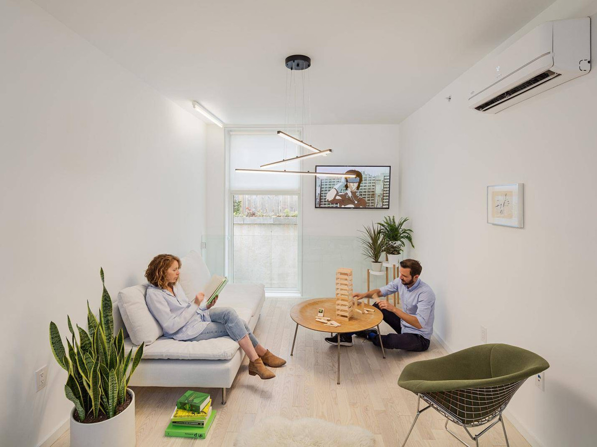 Phòng khách ở tầng 1 với bộ sofa đơn giản.