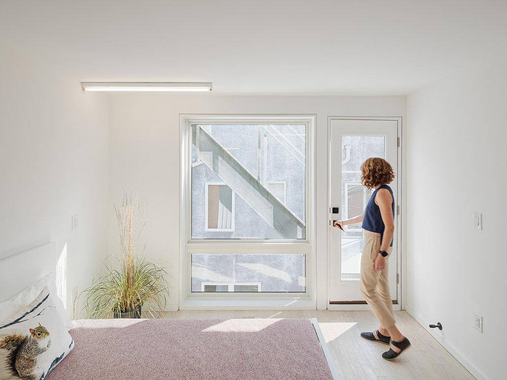 Phòng ngủ sáng sủa tạo cảm giác thư giãn.