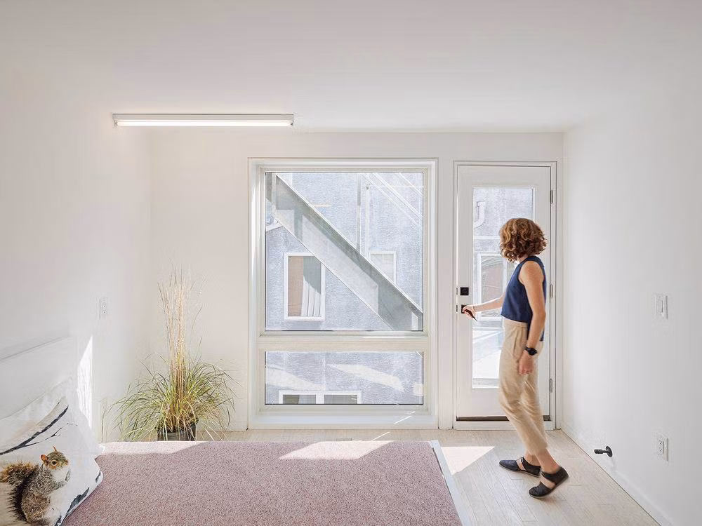 Phòng ngủ sáng sủa tạo cảm giác thư giãn.