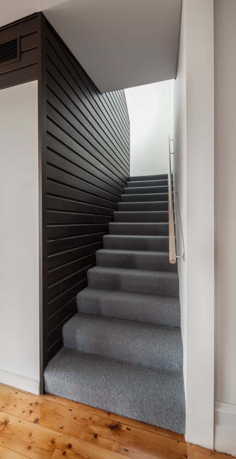 Cầu thang bọc thảm sang trọng.