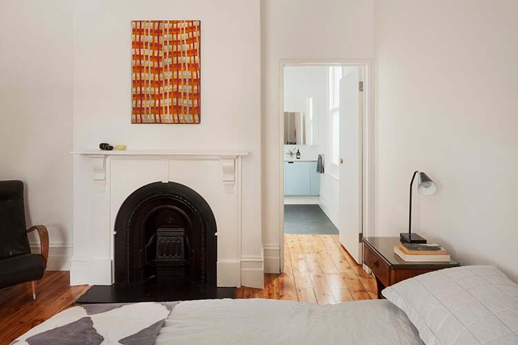 Phòng ngủ đơn giản nhưng ấm cúng.