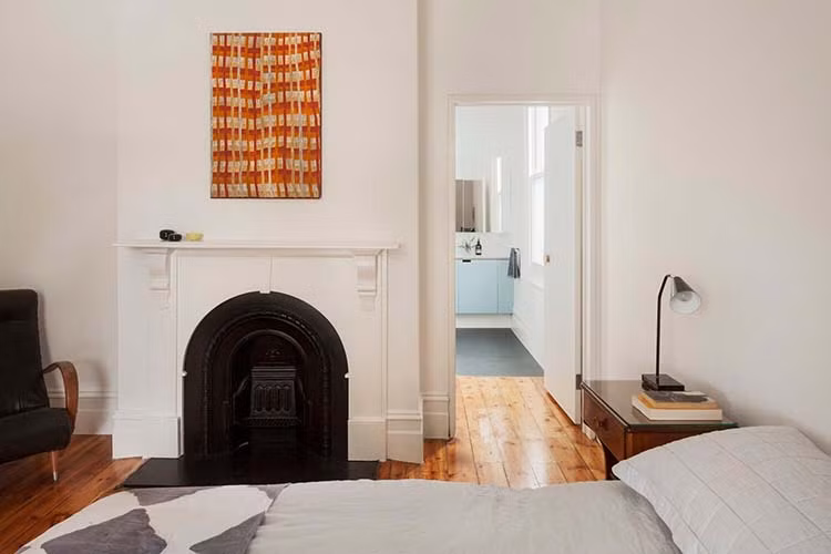 Phòng ngủ đơn giản nhưng ấm cúng.