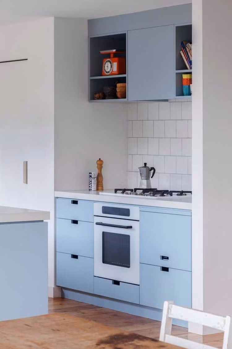 Khu vực nấu nướng mát mắt với màu xanh nhạt và trắng chủ đạo. Nguồn ảnh: Archdaily.