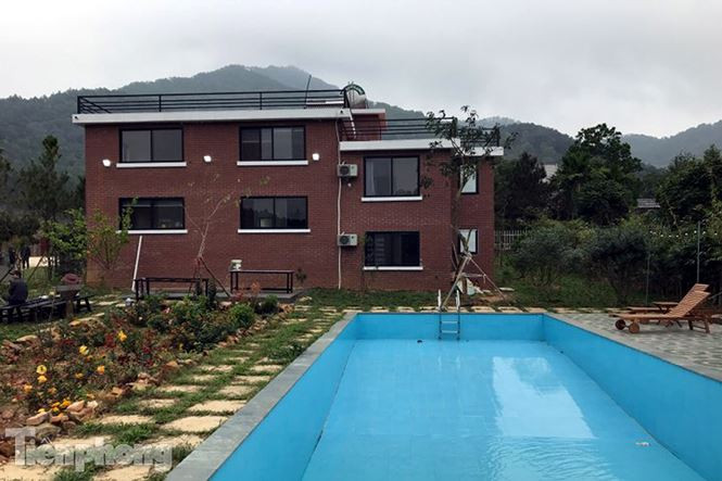 Một công trình vi phạm trên đất rừng Sóc Sơn với nhiều hạng mục được xây dựng, trong đó có cả bể bơi ngoài trời.