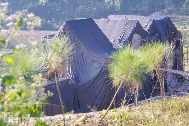 Hiện nhiều công trình đang xây dở được "phủ bạt", nhưng đến nay vẫn chưa bị xử lý sau kết luận thanh tra được công bố.