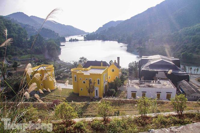 Tại thôn Minh Tân, xã Minh Trí có trường hợp sai phạm lớn là tổ hợp Hoàng Lê Gia Garden (hộ bà Lê Thị Lan Hương) sử dụng khoảng gần 20.000 m2 xây dựng 5 công trình kiên cố 2 - 3 tầng dạng biệt thự, diện tích xây dựng trên 1.000m2.