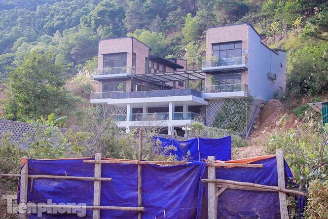 Công trình "tựa núi, nhìn hồ" trên đất rừng phòng hộ Sóc Sơn.