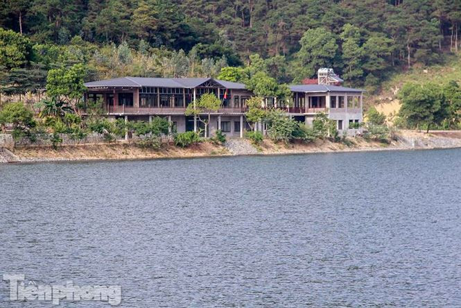 Đến năm 2017, UBND huyện Sóc Sơn mới kiểm tra, rà soát và xác định có 555 công trình vi phạm, nhưng không kiên quyết xử lý. Tuy nhiên, theo kết luận thanh tra, con số công trình vi phạm trên thực tế lớn hơn rất nhiều. Chỉ tính riêng ở 2 xã Minh Phú, Minh Trí và khu vực ven 7 hồ lớn trong khu vực quy hoạch rừng, có đến 797 công trình vi phạm.