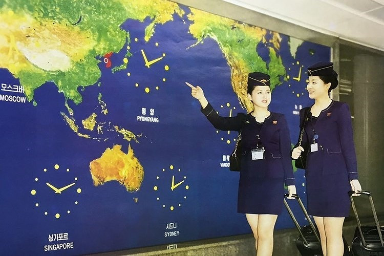 Có thể thấy, các nữ tiếp viên Triều Tiên không trang điểm quá đậm. Ảnh: DM.