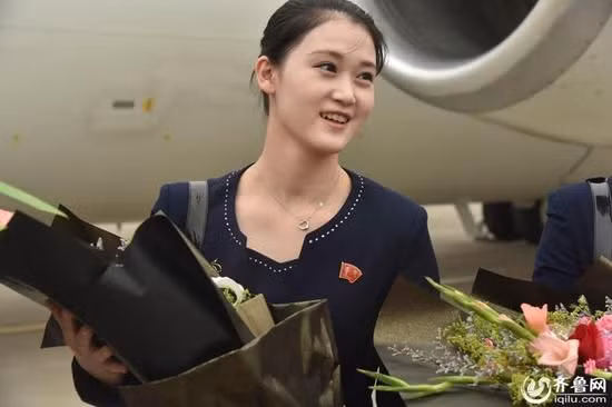 Trang phục mới hợp trời thang giúp nữ tiếp viên của AirKoryo trông hiện đại hơn. Ảnh: Sina.