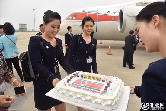 Bộ đồng phục màu xanh đen của tiếp viên hàng không Air Koryo ngày nay được thiết kế thay cho màu đỏ trước đây. Ảnh: Sina.