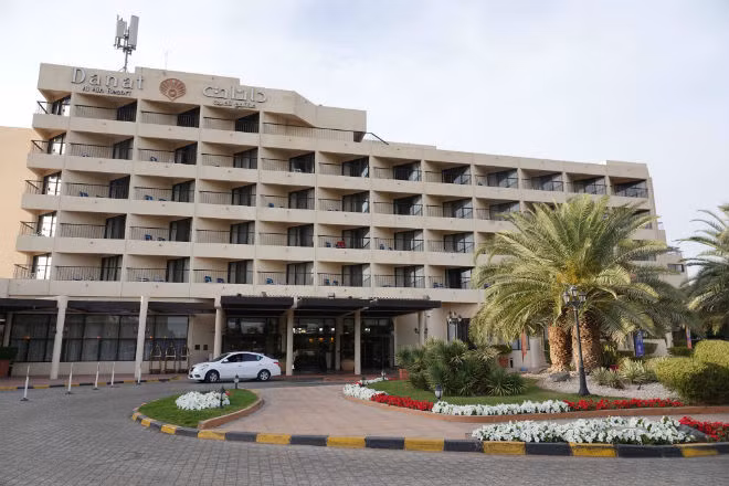 Khuôn viên khách sạn rộng rãi và sang trọng. Ảnh: Booking.