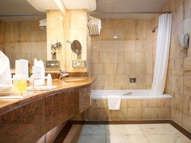 Phòng tắm rộng rãi và đầy đủ tiện nghi. Ảnh: Booking.