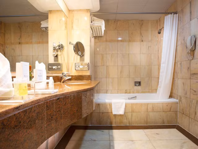 Phòng tắm rộng rãi và đầy đủ tiện nghi. Ảnh: Booking.