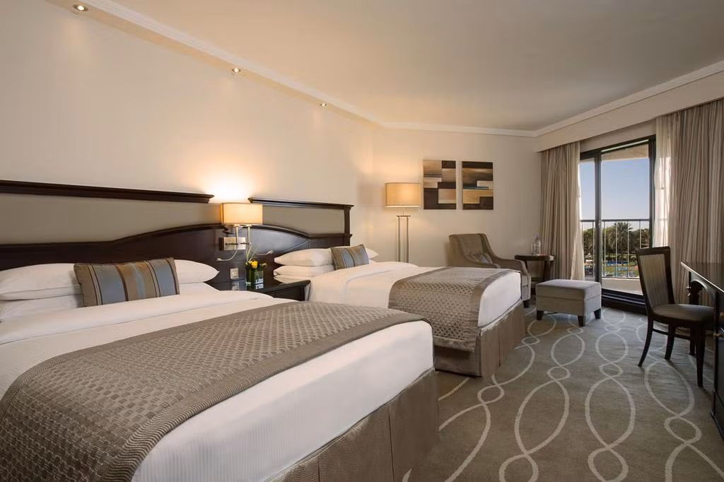 Phòng nghỉ ngơi của các cầu thủ tuyển Việt Nam tại Al Ain rộng từ 30-40m2, có cửa thông ra ngoài ban công. Ảnh: Booking.