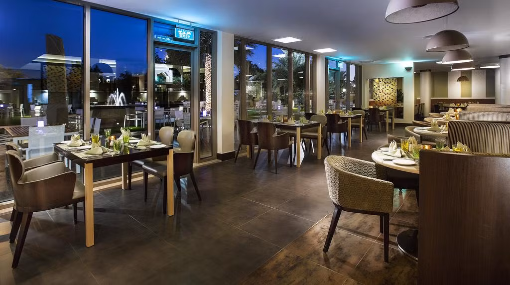 Khu vực nhà hàng có view nhìn toàn cảnh bên ngoài khu nghỉ dưỡng. Ảnh: Booking.