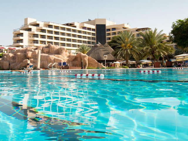 Bể bơi trong khu nghỉ dưỡng Danat Al Ain đạt tiêu chuẩn hàng đầu thế giới. Ảnh: Booking.