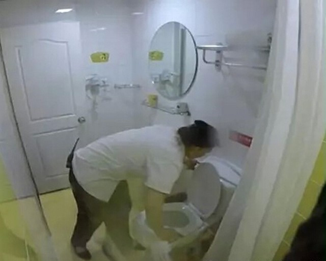 Sau đó những chiếc khăn đầy bụi bẩn này tiếp tục được “giặt sạch” và để làm khăn tắm cho khách thuê phòng. Ảnh: Sohu.