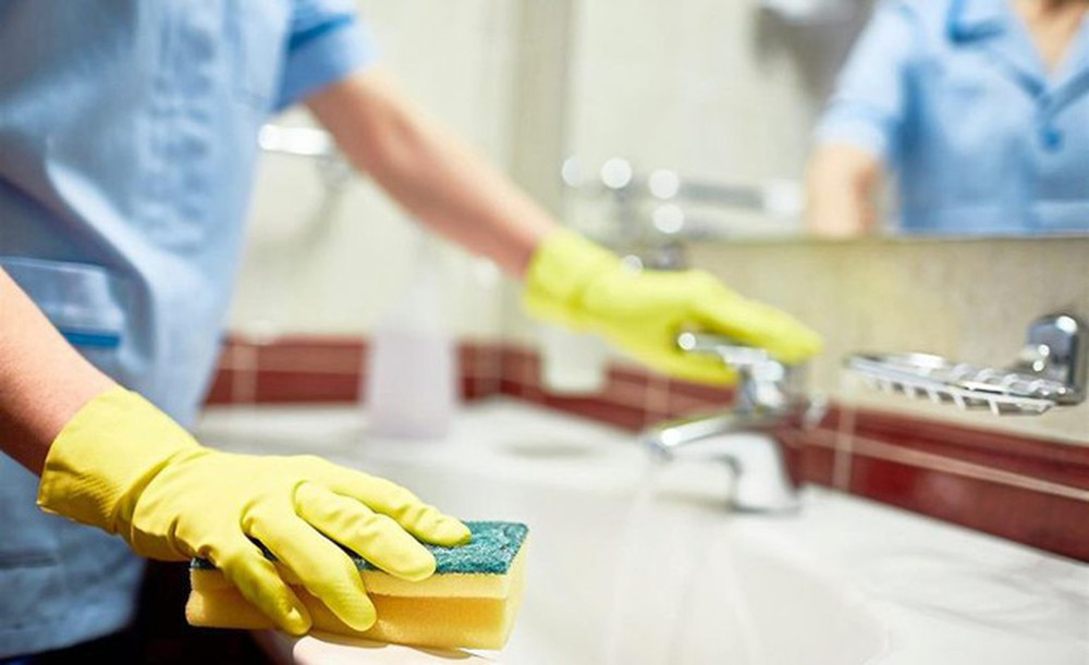 Tuy nhiên, camera bí mật được giấu trong phòng cho thấy nhân viên dọn phòng dùng những chiếc khăn để vừa lau bồn rửa, kệ để đồ vừa lau cốc uống cà phê của khách. Ảnh: SCMP.