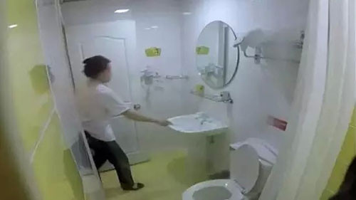 Đoạn video còn cho thấy hình ảnh một phụ nữ lau dọn trong khách sạn Four Seasons ở Thượng Hải cũng dùng một tấm bọt biển để lau vòi tắm, kệ để đồ và cốc trong nhà vệ sinh. Ảnh: SCMP.