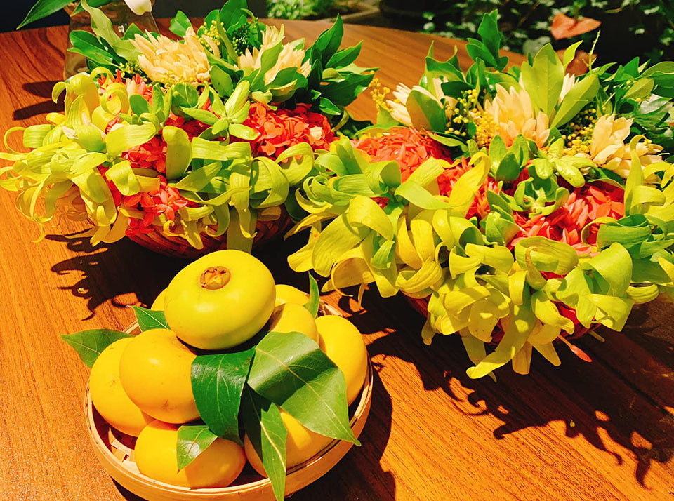 Theo Vietnamnet, mùa vu lan năm nay những mẹt hoa, mâm hoa mới lạ có giá từ vài trăm đến cả triệu đồng được nhiều khách hàng quan tâm. Ảnh: Vietnamnet