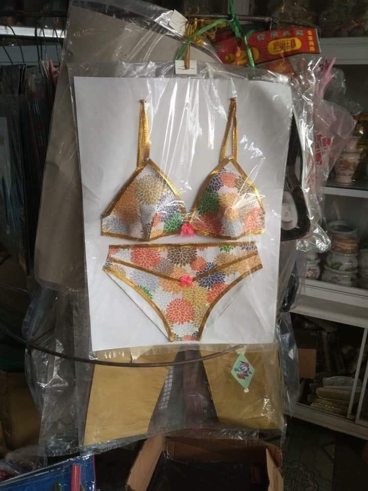 Bộ bikini bằng vàng mã xuất hiện gây ra nhiều tranh cãi. Ảnh: Người đưa tin.