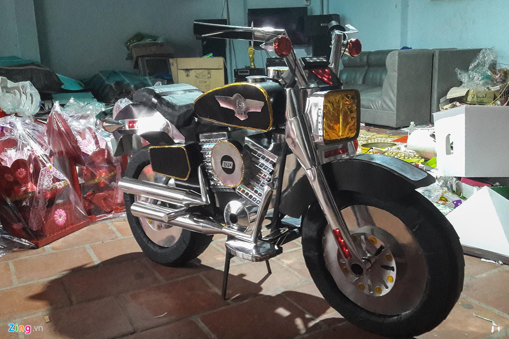 Một chiếc xe máy phân khối lớn có kích thước gần bằng xe máy thật. Ảnh: Zing.