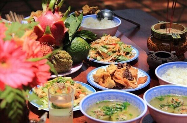 Các gia đình làm lễ cúng "cô hồn" để không bị các vong linh quấy phá công việc cũng như để cầu mong những điều tốt đẹp. Ảnh: Internet.