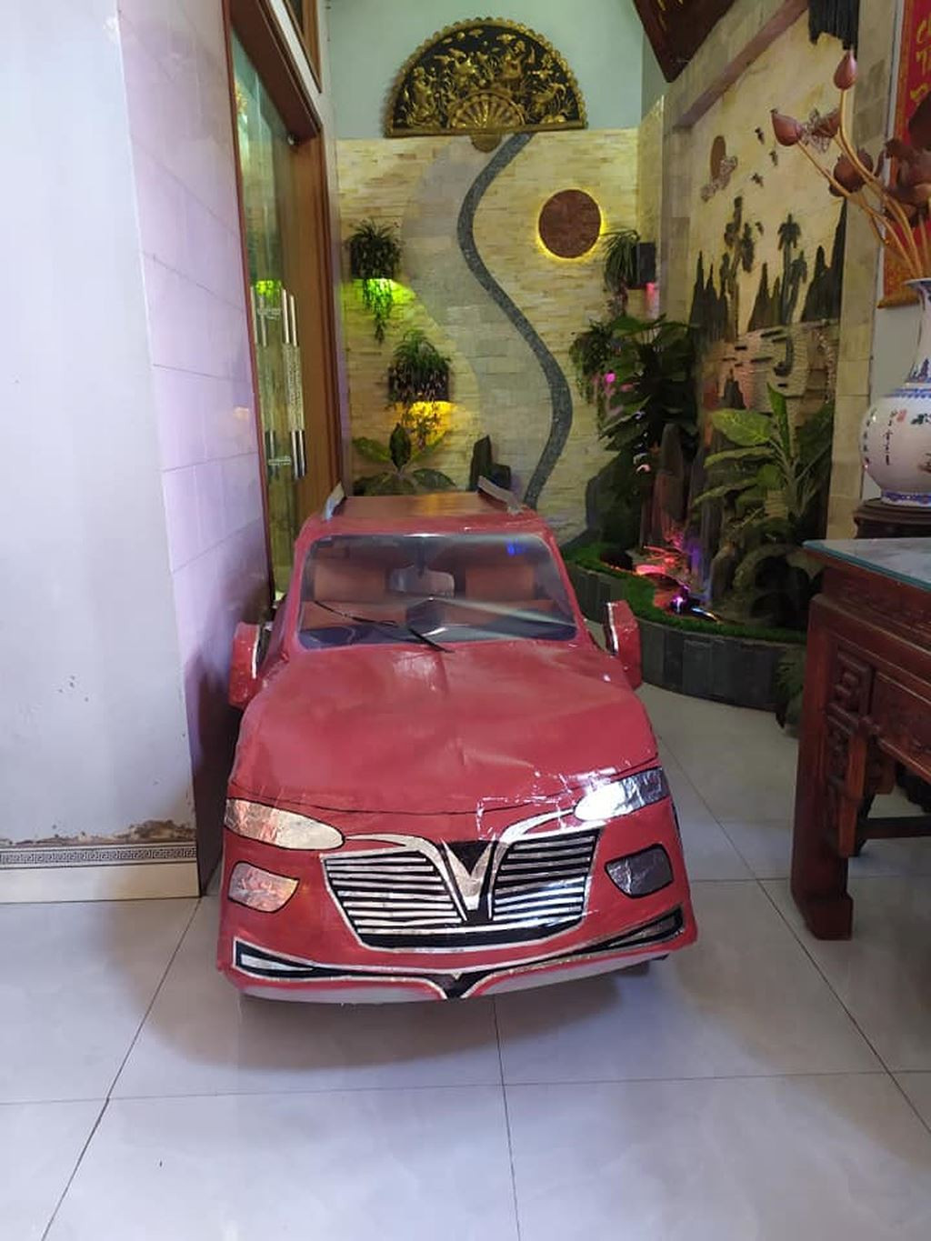 Đáng chú ý, trên thị trường còn xuất hiện 2 mẫu xe vàng mã phỏng theo xe hơi VinFast Lux A 2.0 và Lux SA2.0. Ảnh: Nghenhinvietnam.