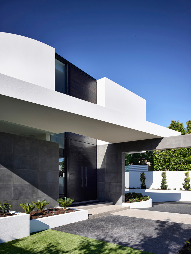 Khuôn viên xanh mát bên ngoài ngôi nhà. Nguồn ảnh: Archdaily.