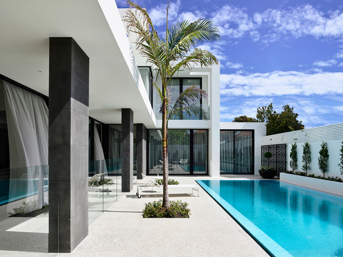 Hồ bơi phía trước vừa là nơi thư giãn vừa giúp điều hòa không khí.