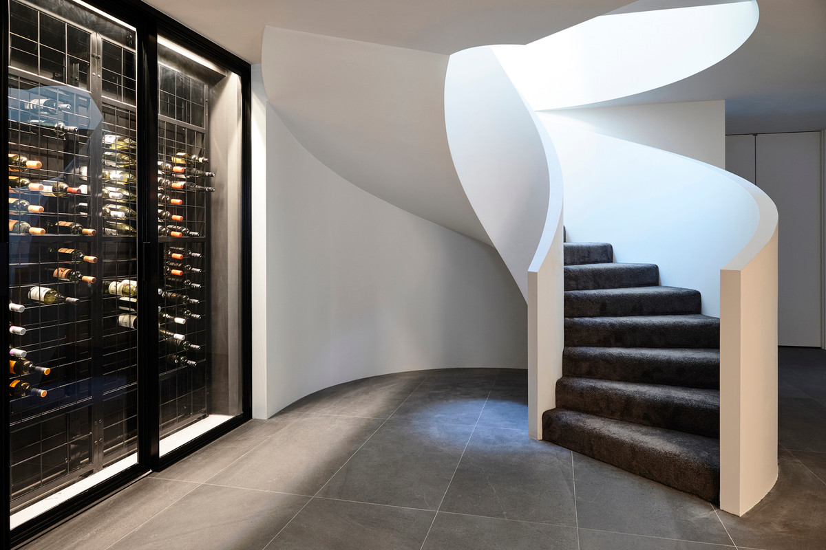 Đèn led âm trần chiếu sáng những đường cong phía trên.