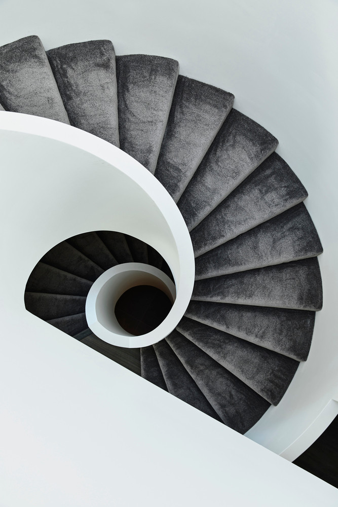 Cầu thang xoắn trở thành điểm nhấn của căn nhà.