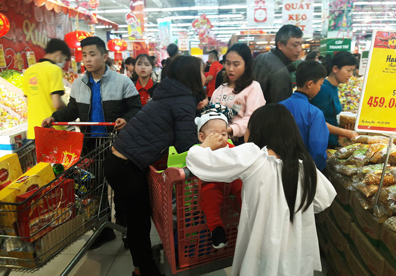 Hoa don sieu thi dai 3 met: Vo chong bo pho sam Tet-Hinh-6