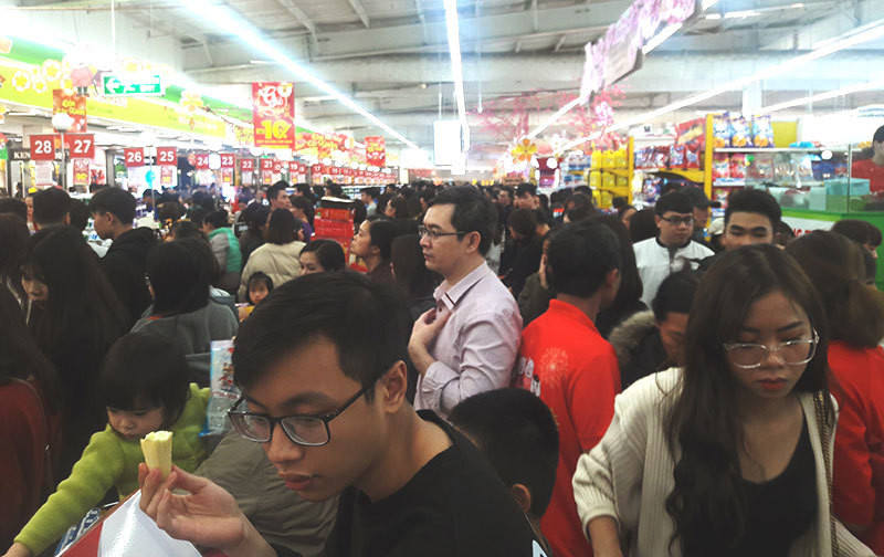 Hoa don sieu thi dai 3 met: Vo chong bo pho sam Tet-Hinh-7