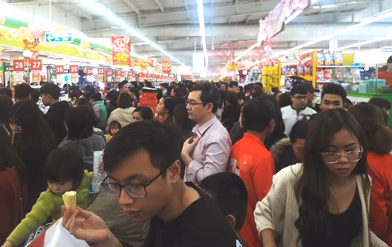 Hoa don sieu thi dai 3 met: Vo chong bo pho sam Tet-Hinh-7